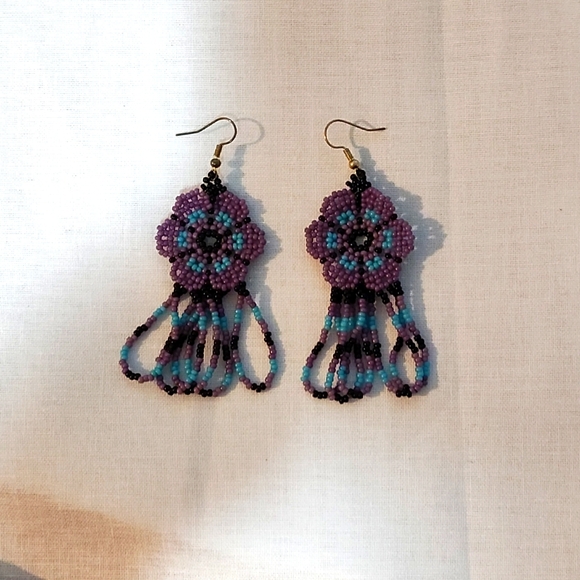 Handmade beaded huoichol flower earrings - Picture 3 of 4